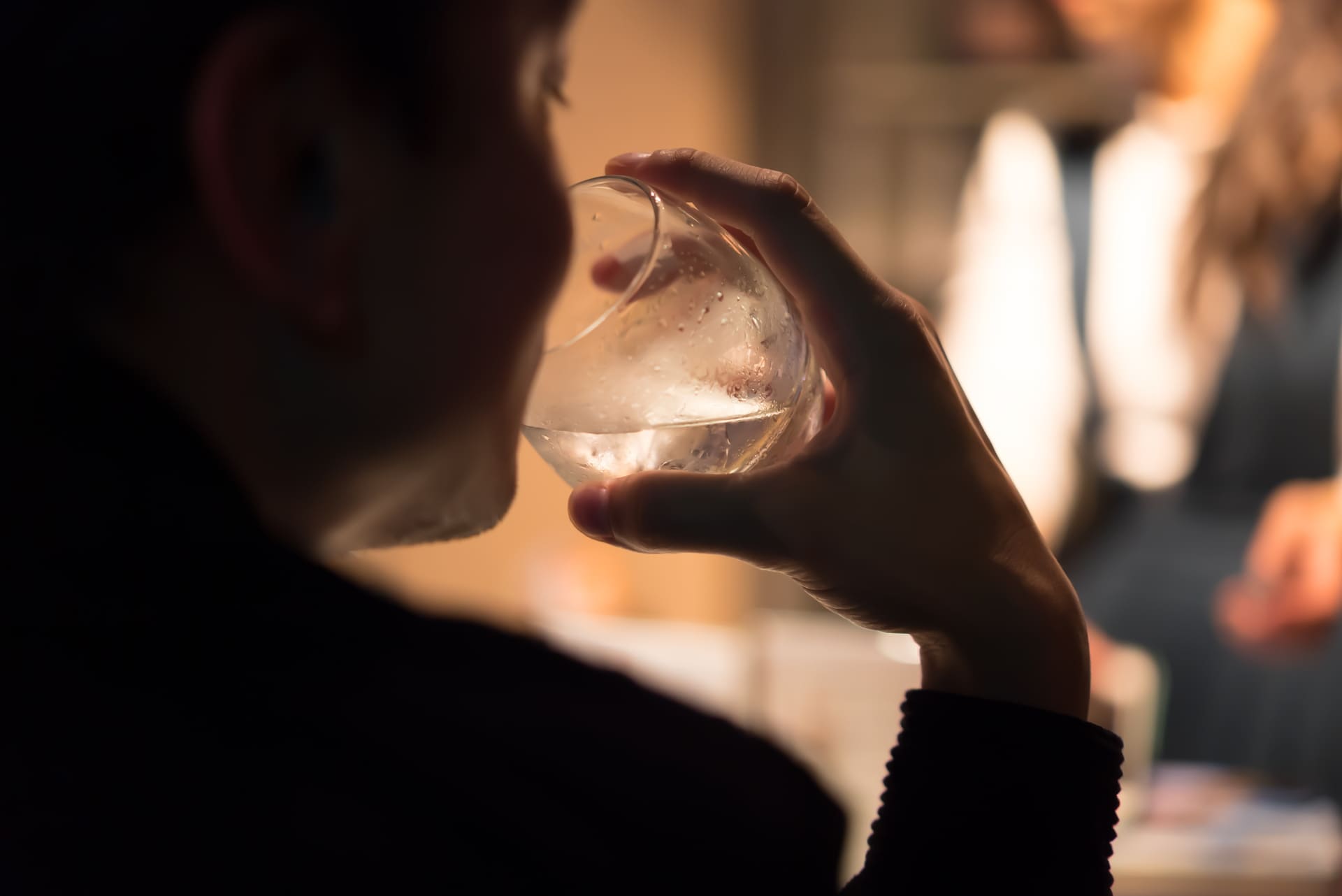 一人飲みに最適 | 東京都神楽坂のスナックなら鳥多麻餃子 スナック ANELA